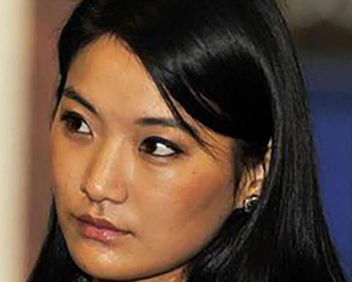 21岁佩玛不懂礼节!竟给查尔斯王子行礼,被不丹国王一把拽起