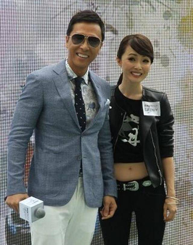 甄子丹瞒了多年的亲妹妹,45岁貌若少女,网友:难怪藏得这么深_甄子菁