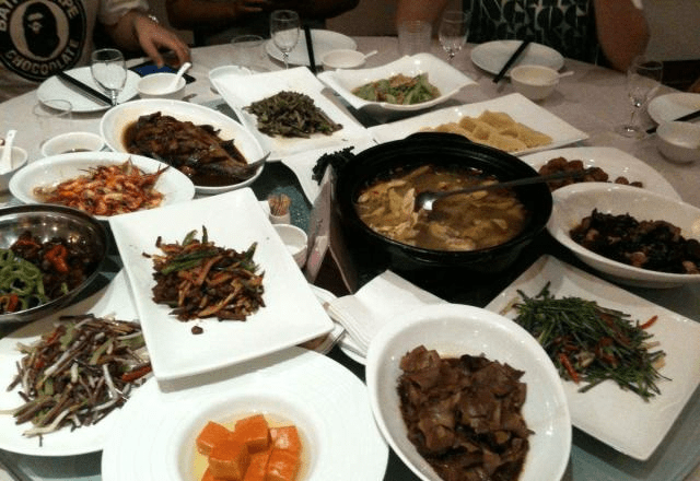 现如今饭店的生意都很不错的,只要是做的味道不错,去饭店的吃饭的人