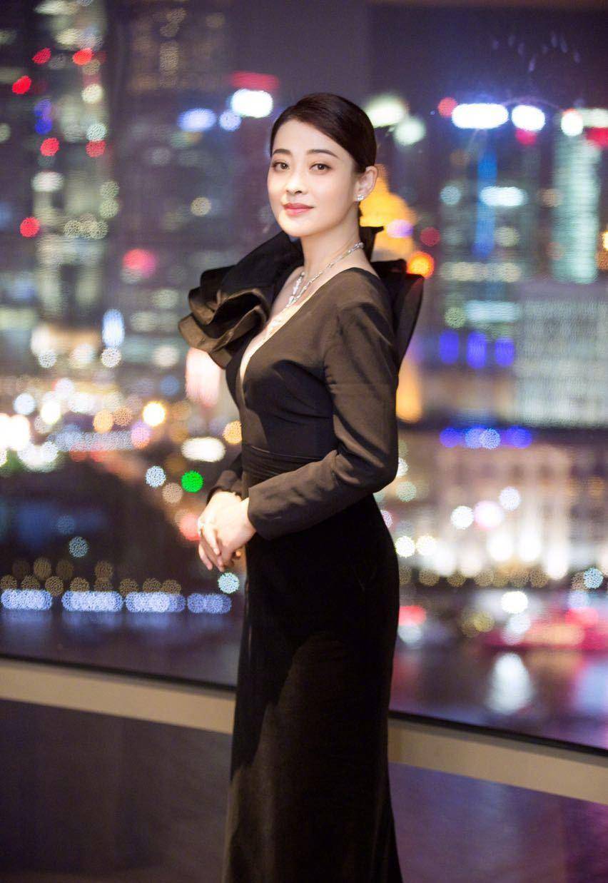 梅婷的酒杯身材太美了黑色紧致裙秀玲珑曲线够迷人