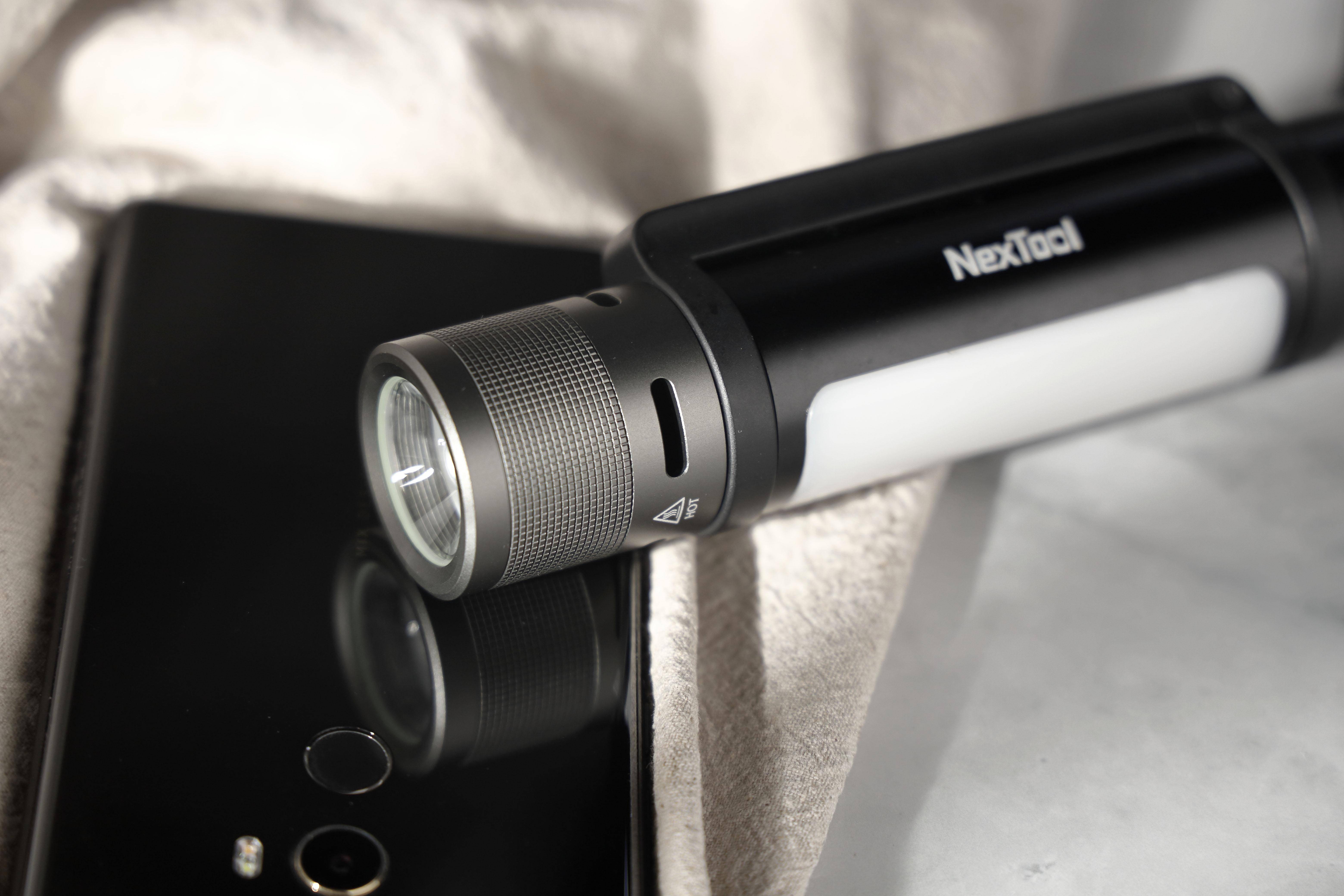 强光手电真能烧穿手机?小伙儿花99元硬核测评后:损失一台小米10