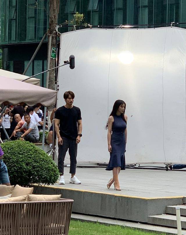 38岁柳岩和言承旭现身成都拍戏比起前女友林志玲谁更性感