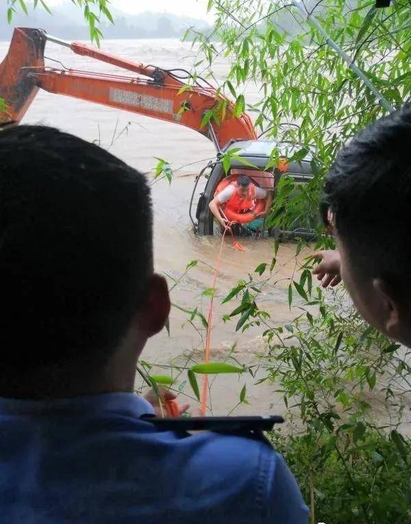 暴雨致挖掘机陷入河道,情况紧急!