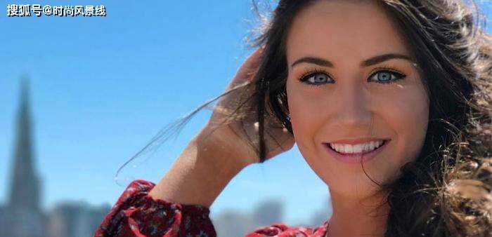 杰西卡·巴特利特(jessica bartlett)发布了一组照片,她穿着紫色的