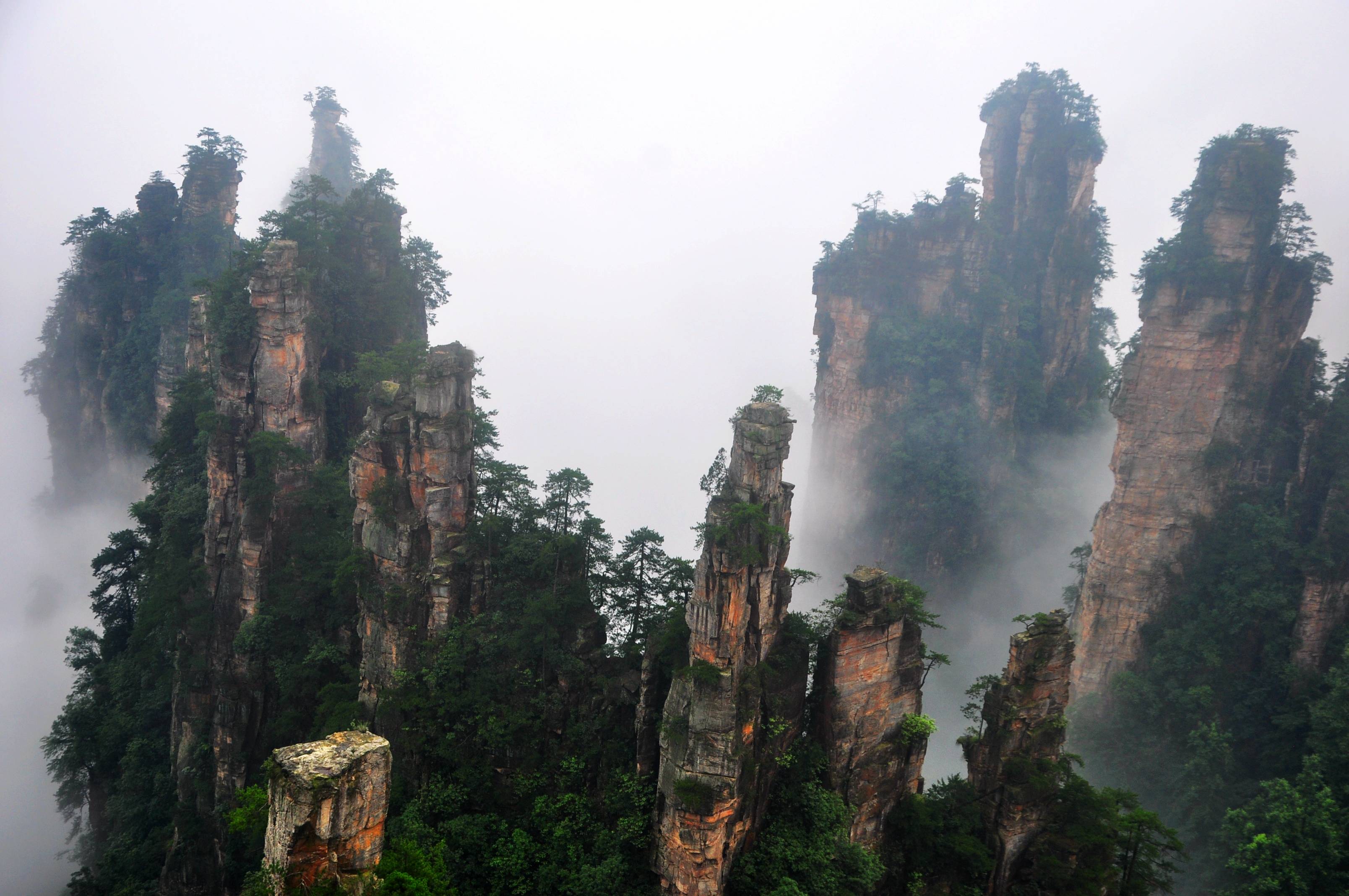 张家界武陵源:八方游客争睹云海仙景(组图)_袁家界