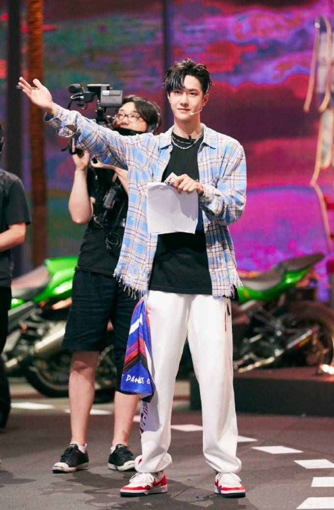 就是街舞》开播!王一博秒看懂手势获好评!