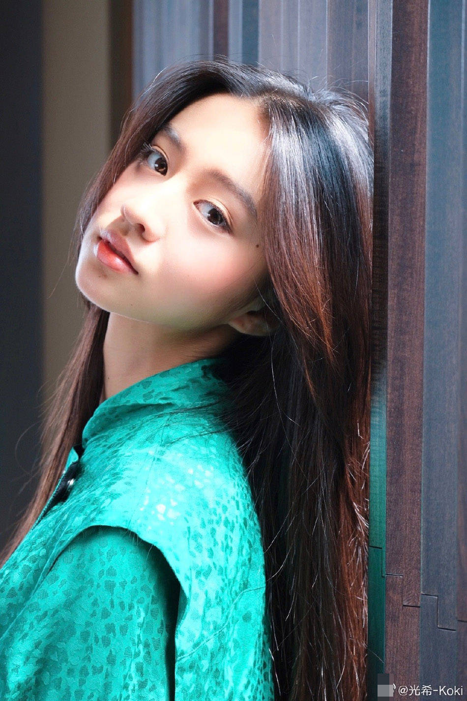 17岁木村光希长发及腰露侧颜 翡翠绿连衣裙显知性