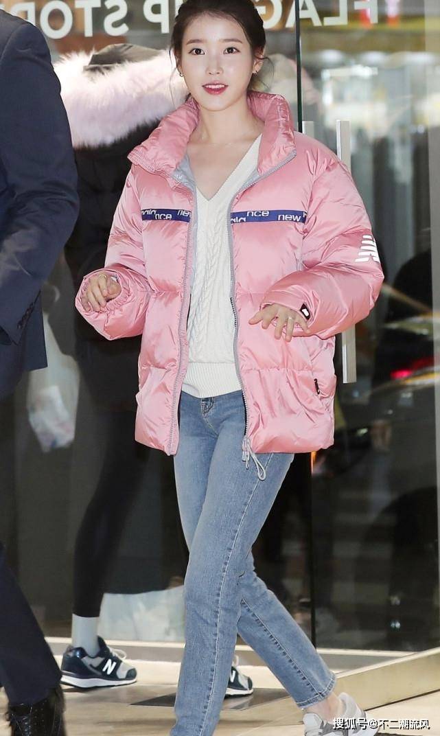 身穿粉色羽绒服的李知恩也太甜了吧,网友:气质好像校园女神!_显得