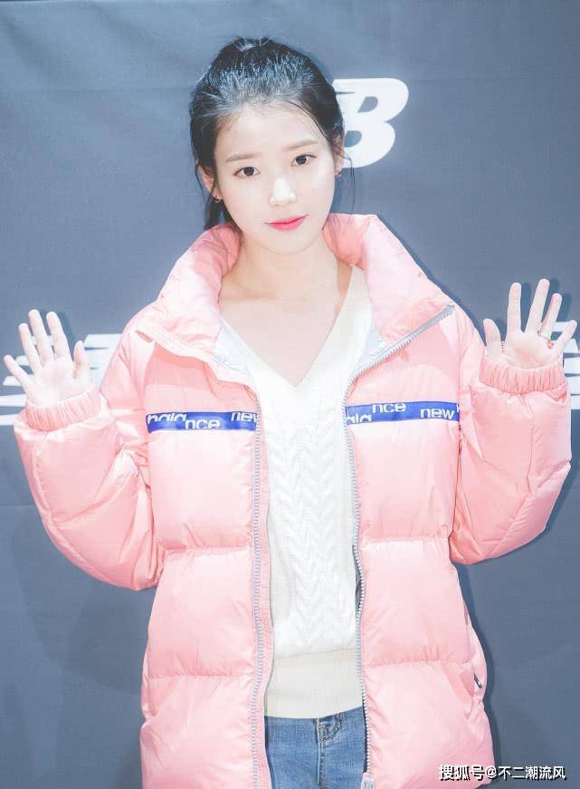 身穿粉色羽绒服的李知恩也太甜了吧,网友:气质好像校园女神!_显得