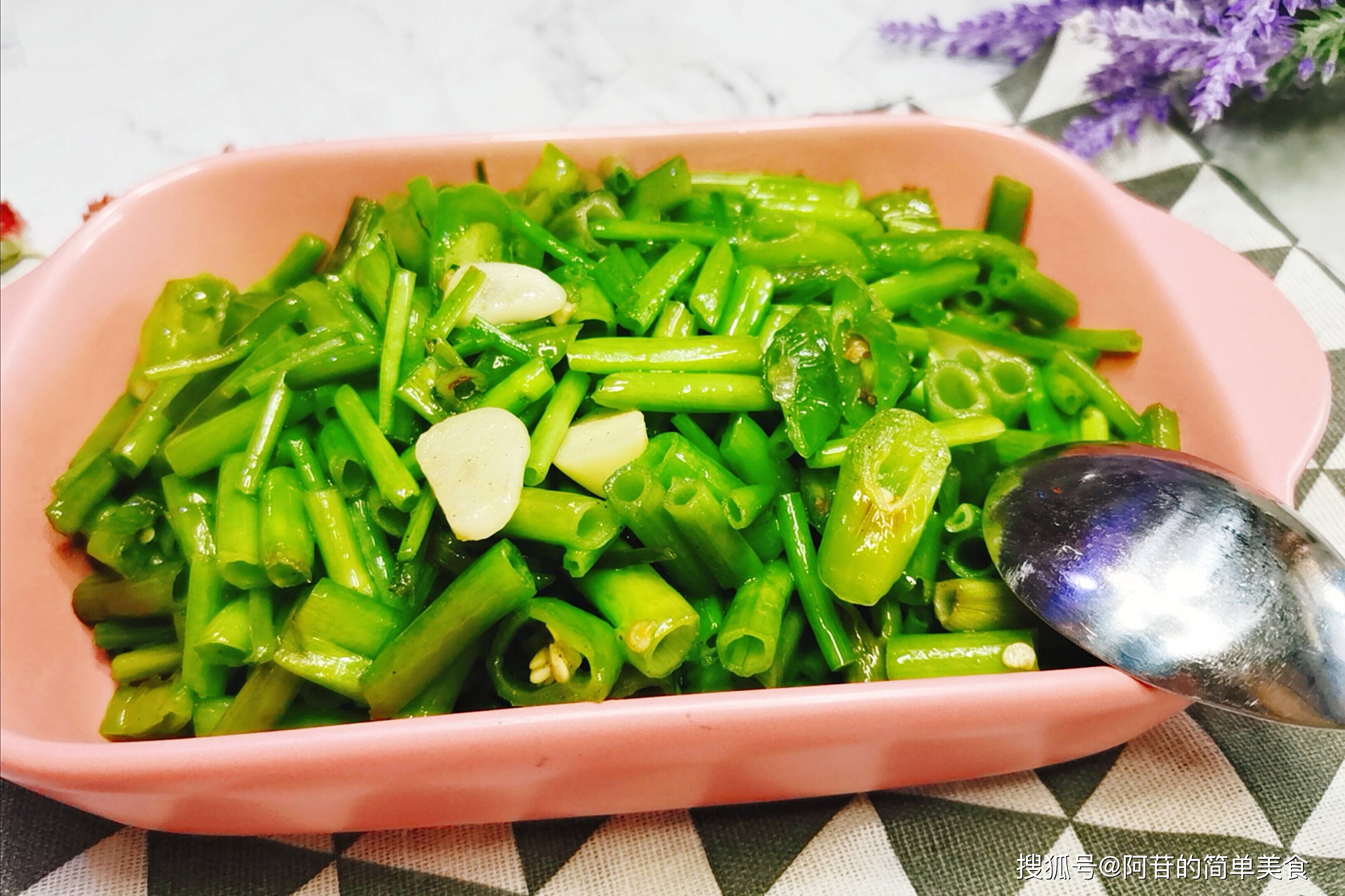 别人吃叶我吃杆,好吃到爆的辣椒炒空心菜杆,要尝尝不?