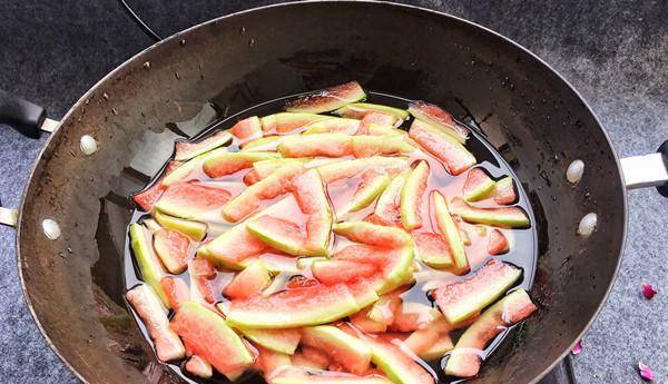 吃完西瓜皮别扔了,给孩子制作成零食,好吃不浪费,孩子都抢着吃