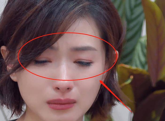 万茜读粉丝留言哭到花妆,镜头拉近她的脸部,终于明白直男审美了