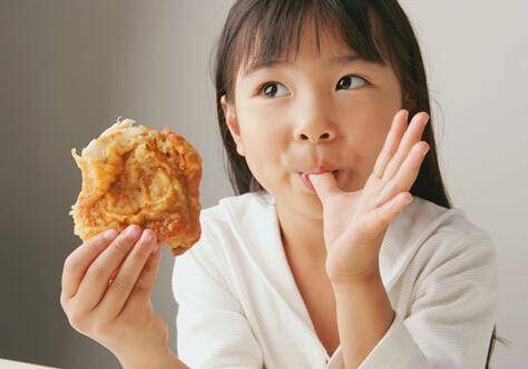 原创孩子只吃零食不吃饭?用过这4种方法之后,孩子挑食的毛病全好了