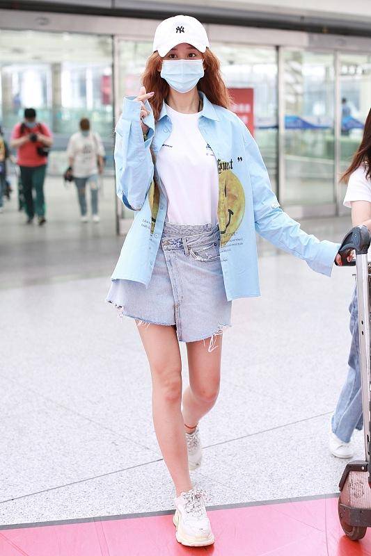 原创海陆真美麻花辫格纹吊带连衣裙灵动似少女一绿一红运动鞋好潮