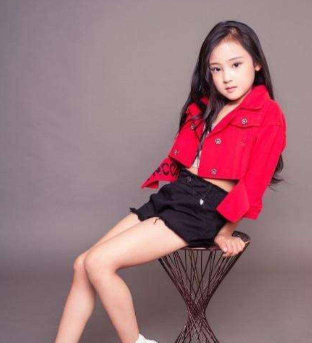 后来随着年龄的增长,张婉儿逐渐成为了一位亭亭玉立的少女,不仅个子