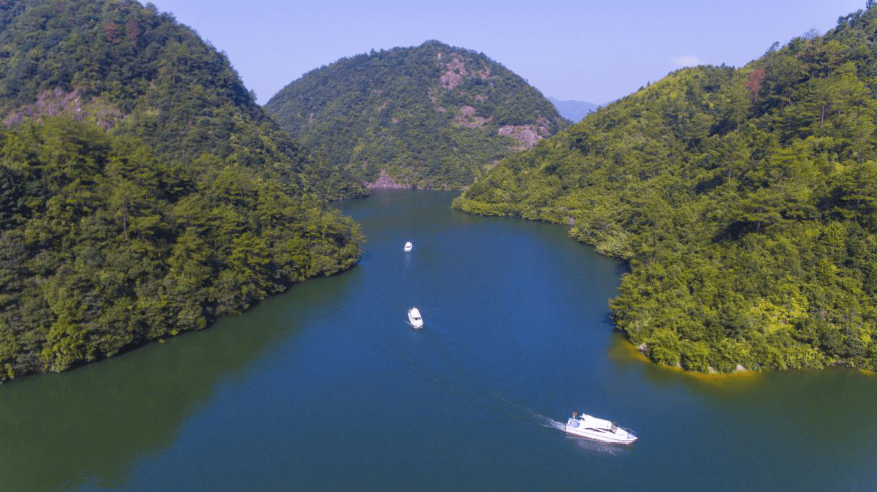 東風湖景區三百山景區是江西贛州安遠縣東南邊境諸山峰的合稱,是東江