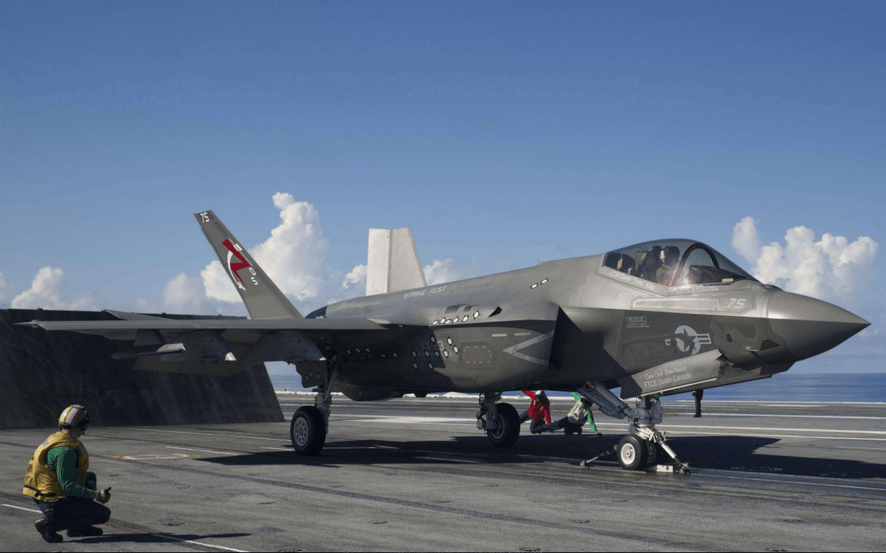 图为在f35c舰载机