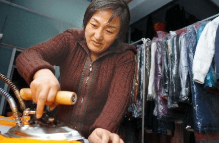 她荣获9枚金牌,退役后却成搓澡工,被教练骗服禁药导致无法生育_邹春红