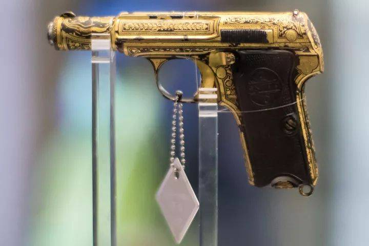 西班牙生产的 7.65mm 阿斯特拉m300工艺手枪.