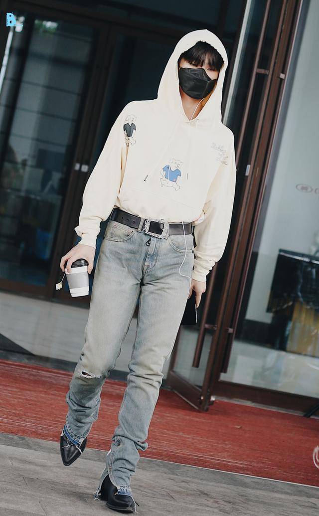 风格的南南~all black穿搭沉稳又不失时尚气息,黑色长袖搭配九分裤,脚