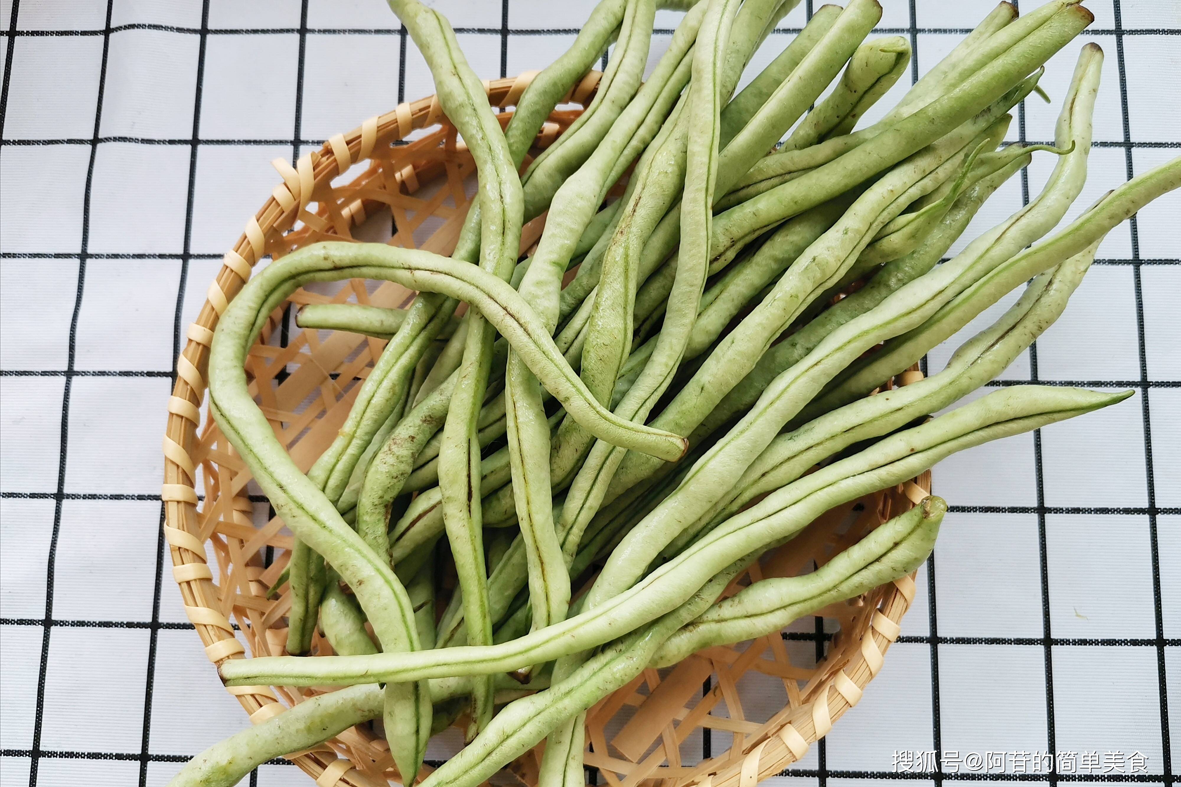 超级香的沙茶蛇豆角,虽说看起来颜色不漂亮,但是味道超乎你想象