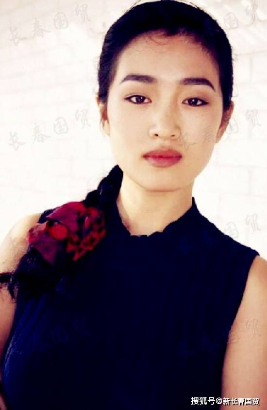 巩俐30年前旧照曝光,五官稚嫩清纯甜美