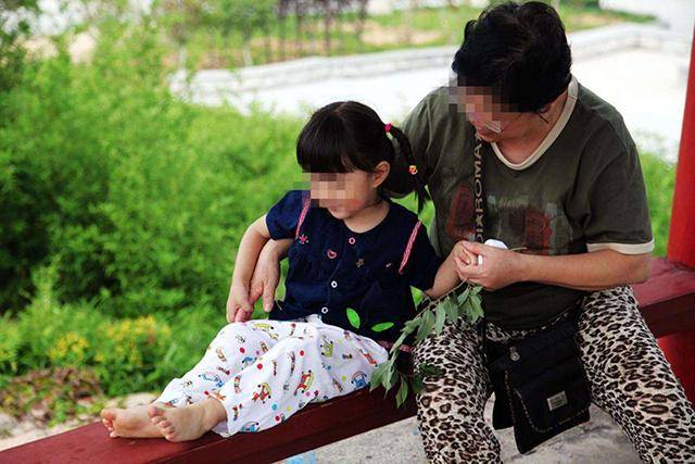 爷爷奶奶带孩子,都有哪些利弊?不得不承认,老人比父母更有经验