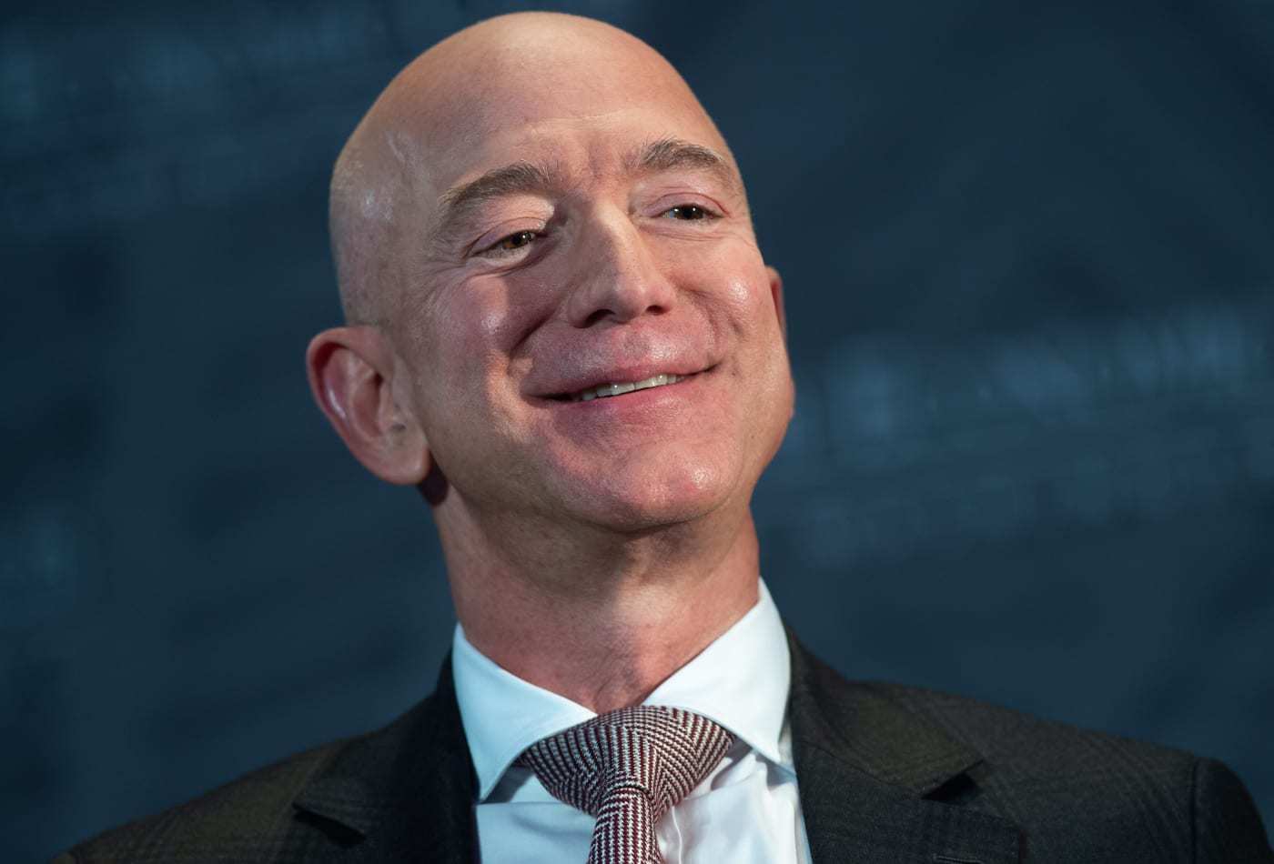 杰夫·贝佐斯(jeff bezos)星期一的收入非常丰厚.