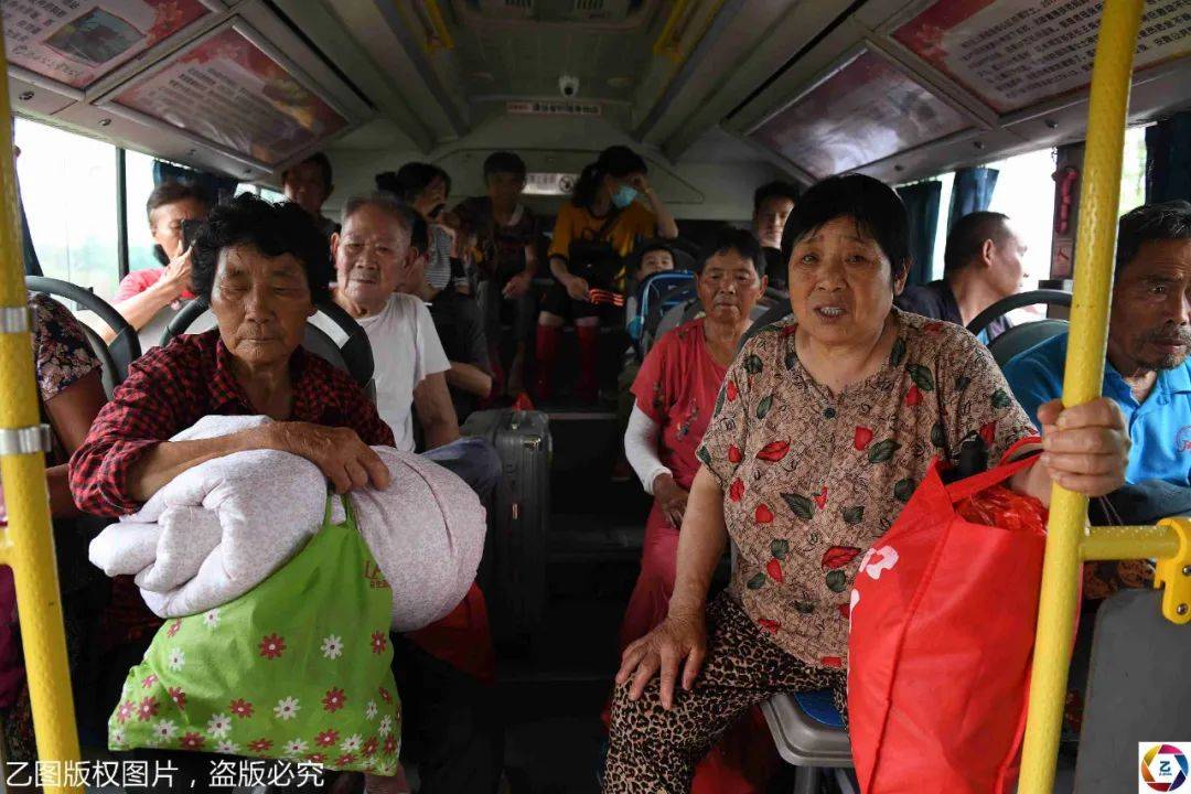 实拍巢湖沿岸居民大转移:村民敲锣提醒,百岁老人乘公交车转移