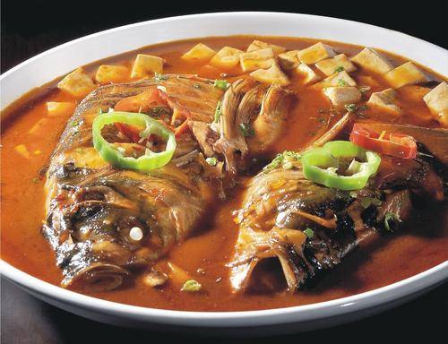 美食精选腊肉莴笋鱼头烧豆腐芹菜木耳鲜百合香菇玉米粥