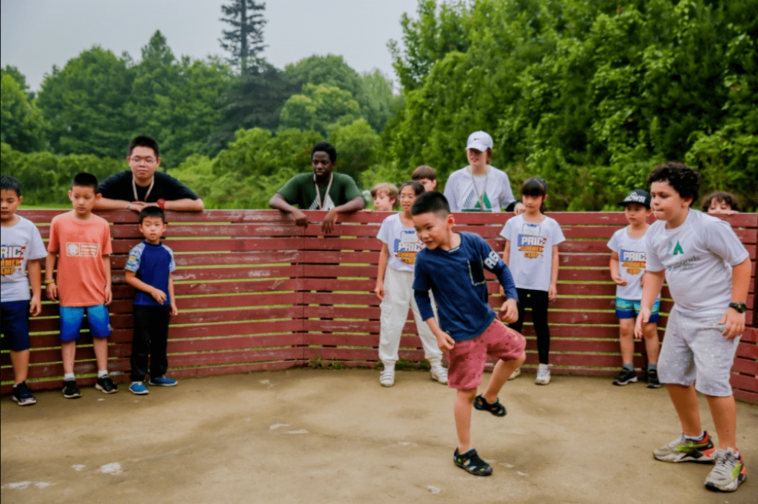 gaga球是一项在美国非常流行的运动,极具趣味性和娱乐性!