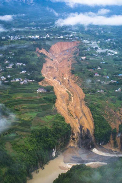 湖北恩施屯堡乡马者村沙子坝继7月19日,20日发生小范围,零星式滑坡后