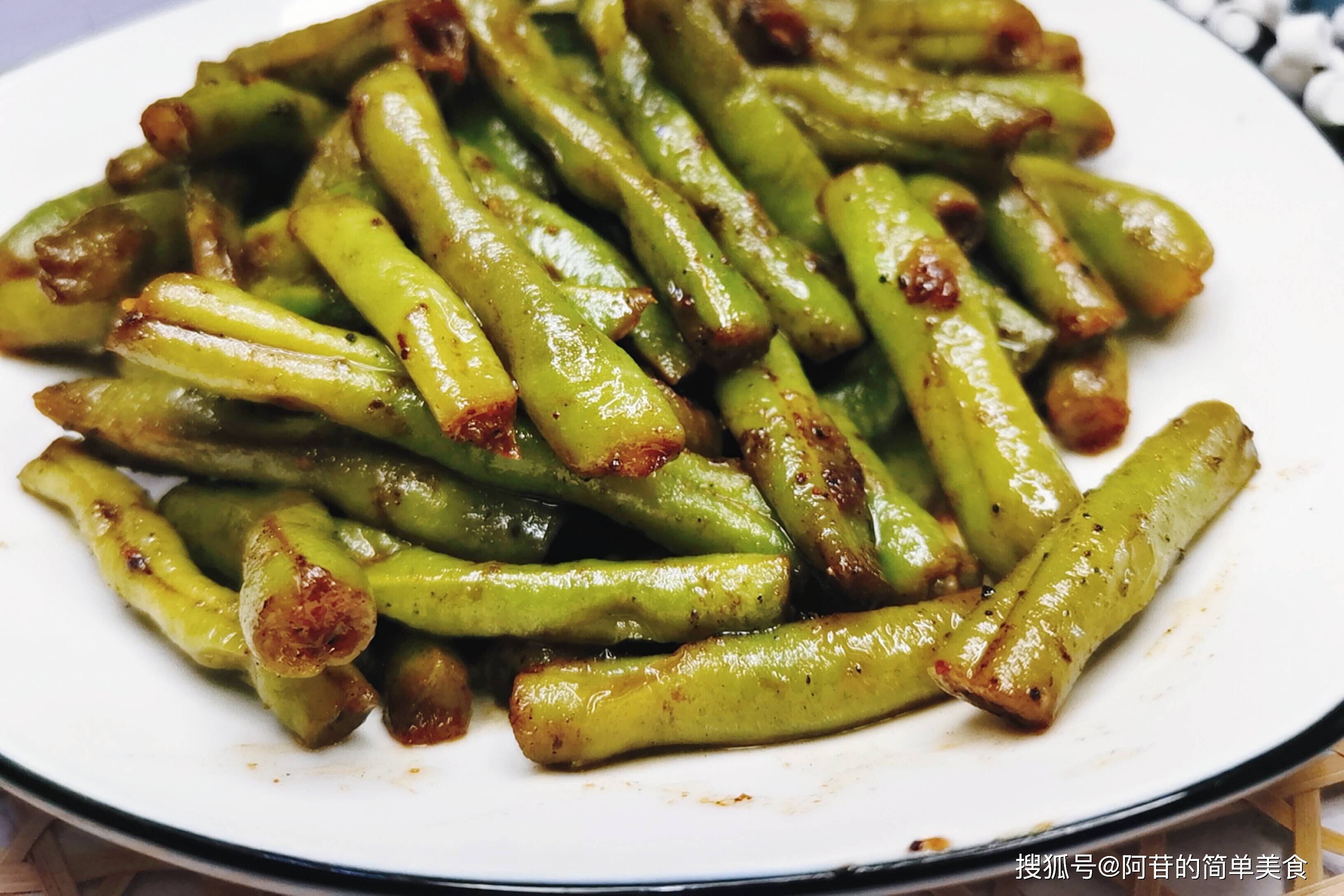 超级香的沙茶蛇豆角,虽说看起来颜色不漂亮,但是味道超乎你想象