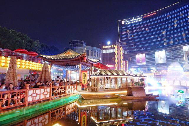夜昆山水上夜市台湾街图片