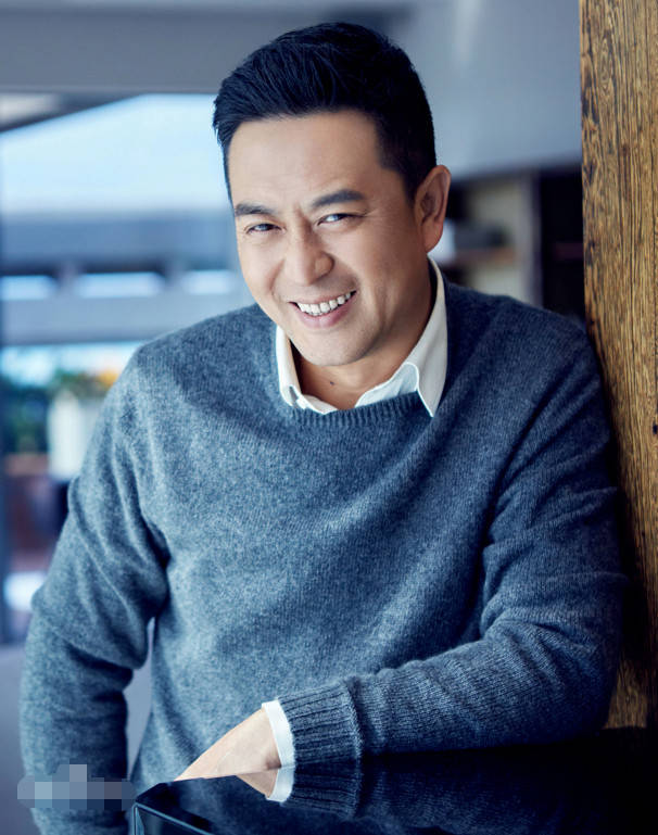 原创50岁张嘉译近照憔悴不堪,10岁女儿五官太像爸,妻子身份大有来头