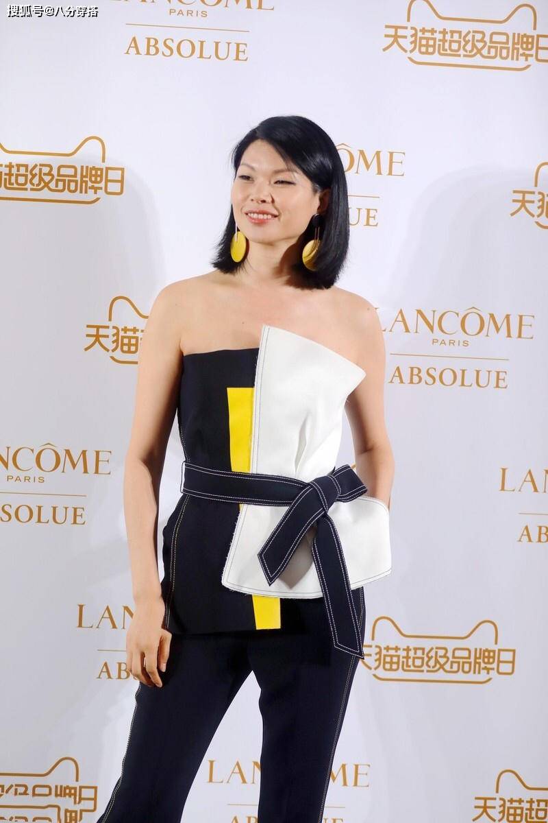 原创吕燕颜值不惊艳但比例很惊艳穿拼色抹胸配喇叭裤干练高级