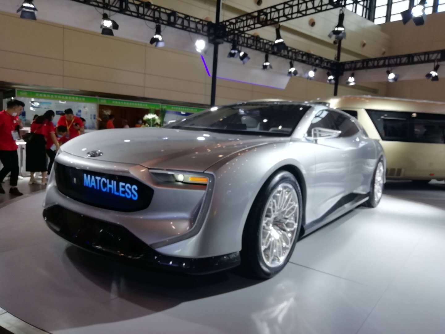 港东集团国马增程式纯电动汽车扮靓郑州新能源车展