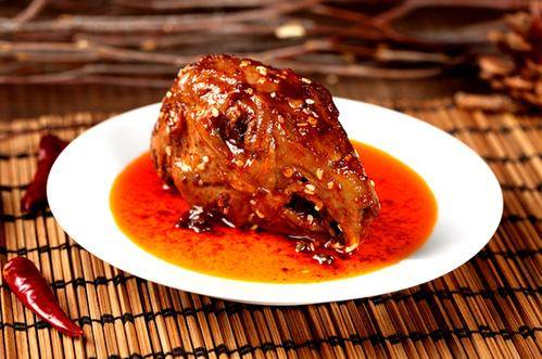 经常会在夜市上看到麻辣兔头,配上凉凉的扎啤,夏天别有一番风味!