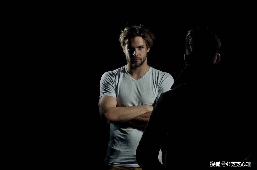 有时候我们会看到 对方以弓起背的姿势抱着手臂.