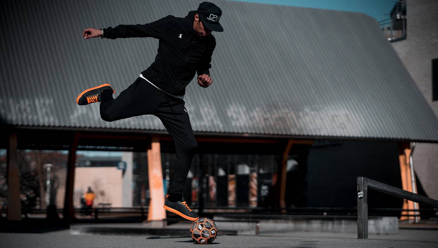 三分钟学会一个花式足球技巧_动作