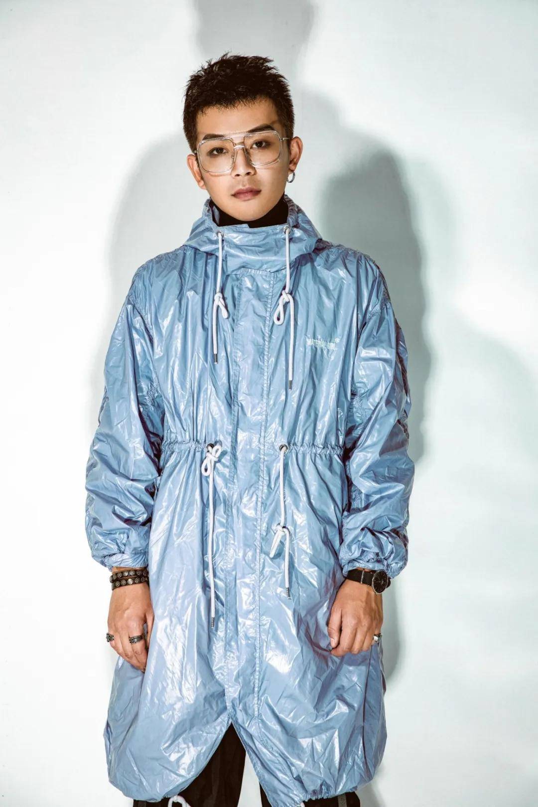 同学,网红健身达人陈丽,抖音美食网红青沐等现场助阵特邀歌手牛东晓