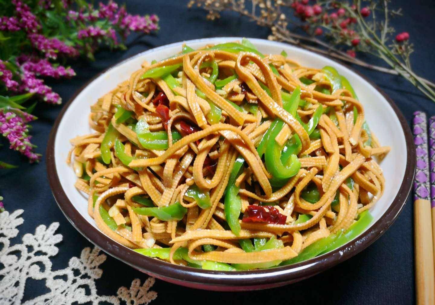 【青椒炒豆腐丝】食材:豆腐丝1把,青椒2根,干辣椒2根,蒜3粒,半勺盐,半