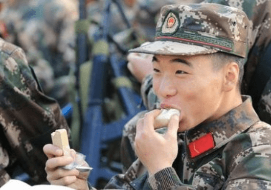 原创压缩饼干为何如此耐饿?小伙拿水煮完傻眼了,难怪一块能顶几碗饭