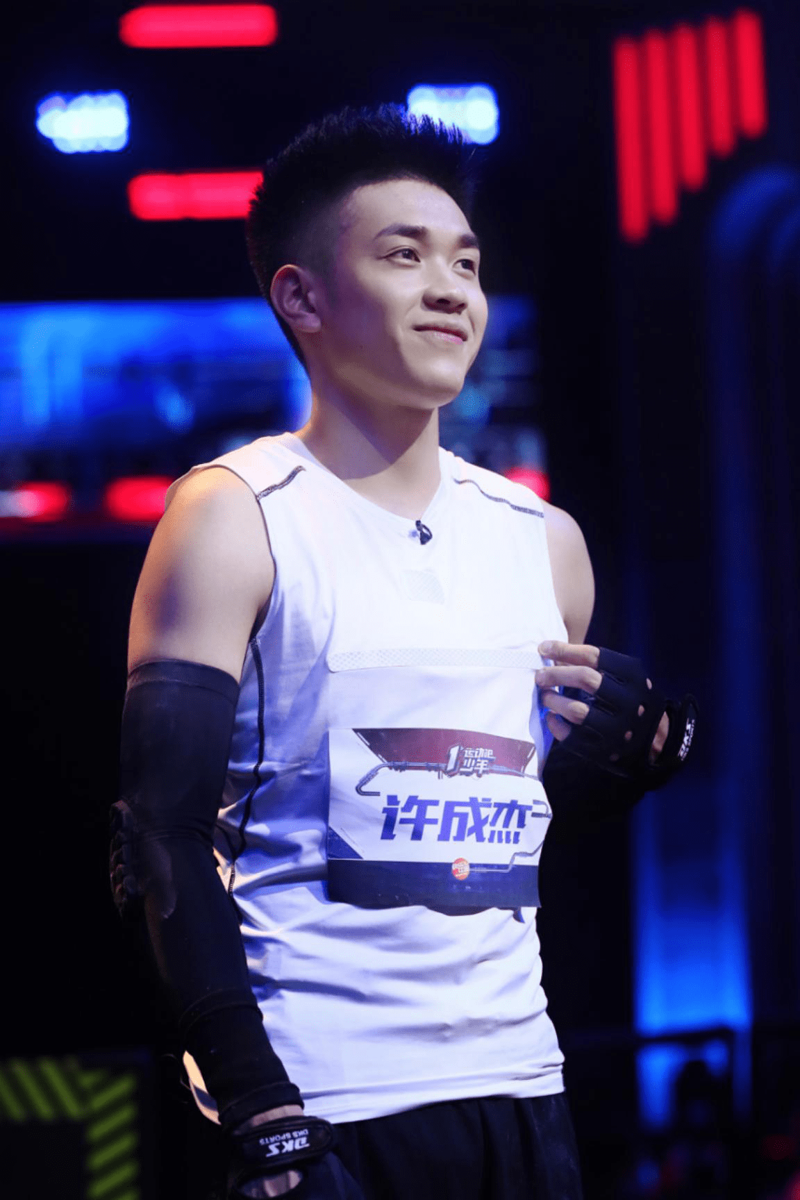 被称赞长得太美,同时,也因为没有接受过专业体育训练遭到其他少年质疑