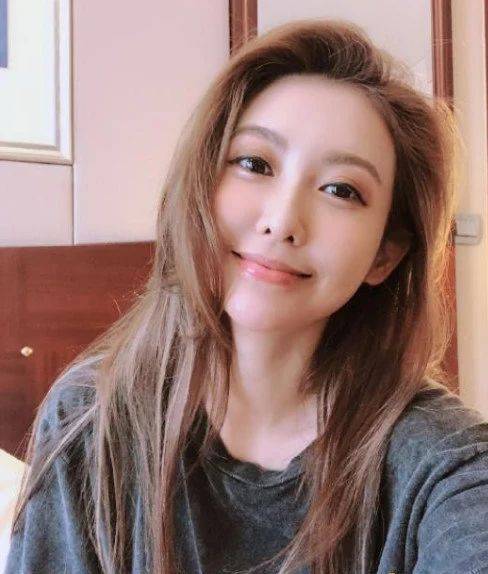 长得像邱淑贞,被罗志祥独宠多年,网友调侃比周扬青地位还高!_简恺乐