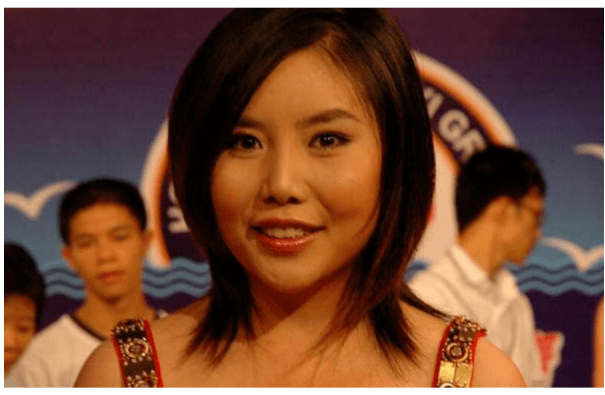 纪丹迪又名纪敏佳,因参加2005年《超级女声》比赛第五名而被观众熟知