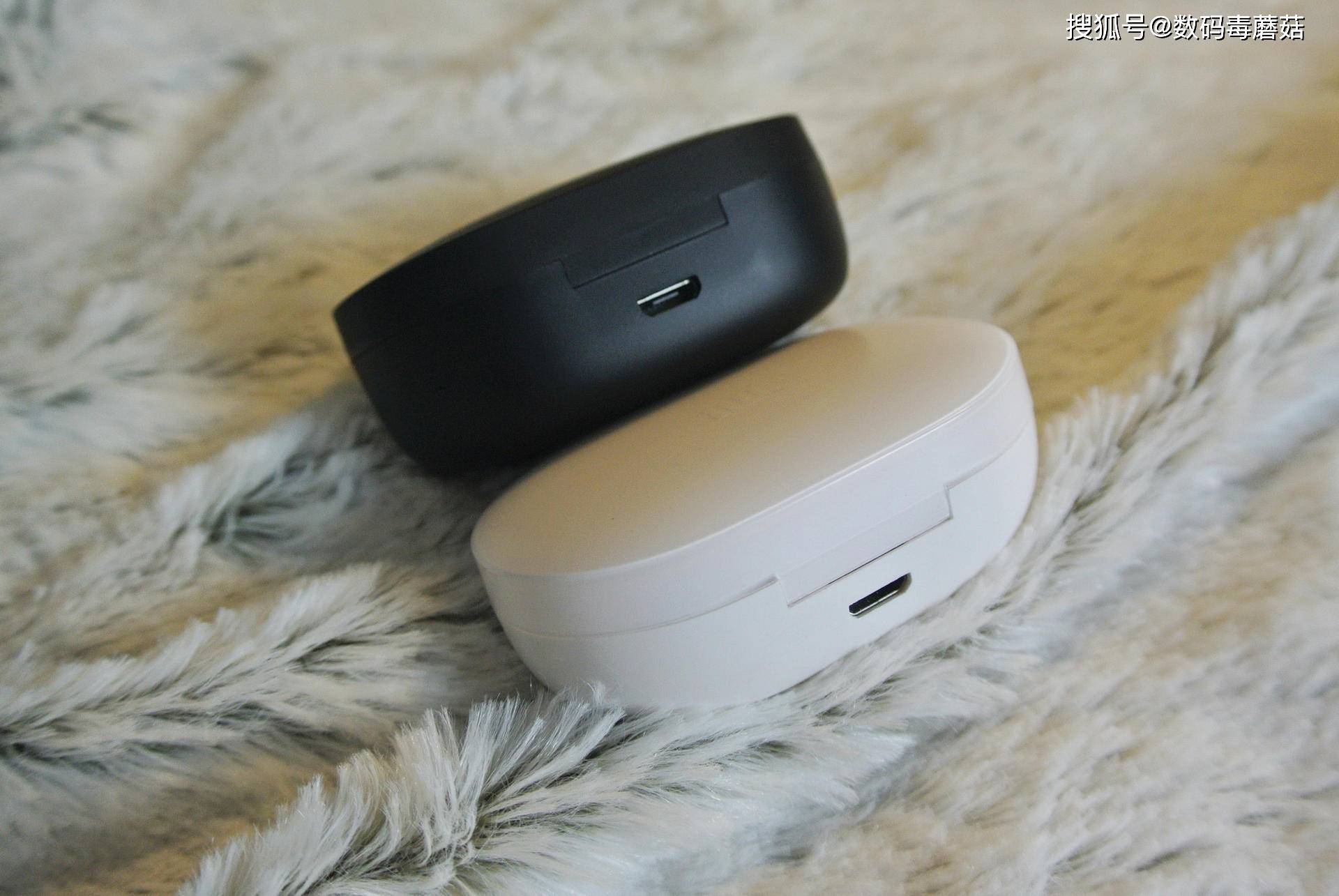 不同之处只是细节上的差异,比如小米外观上更漂亮,盖子是半透明的,在