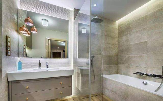 为什么酒店浴室要使用透明玻璃，有什么好处？不怕泄露隐私吗？