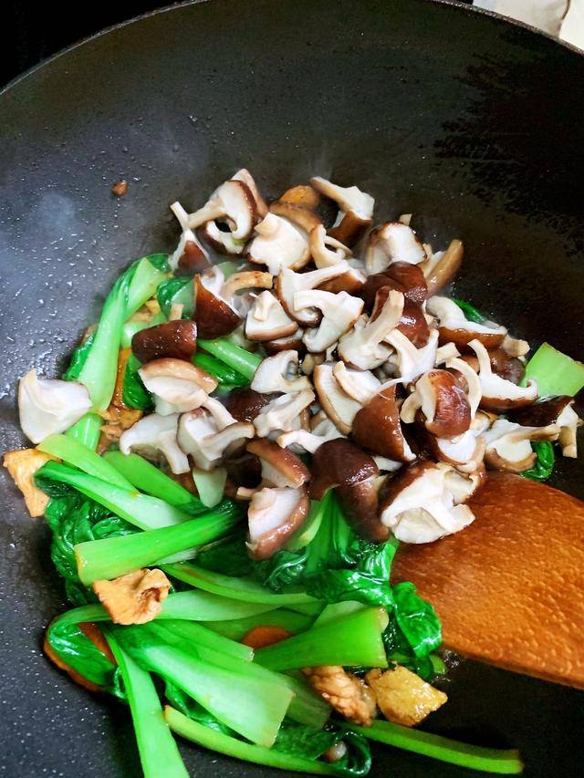 鸡肉香菇油菜,这样做,味道不比外面的差!