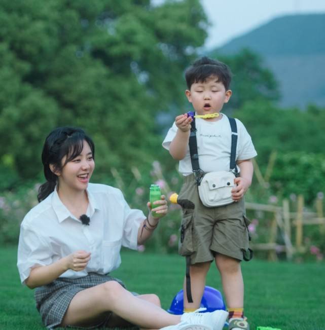 真不信谭松韵30岁,看她穿白衬衫和小孩在一起时,就是18少女